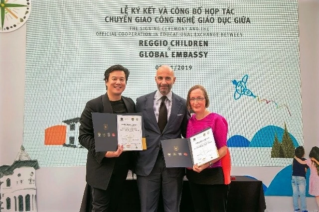 Ký kết ra mắt trường Little Em’s giữa nhà sáng lập Bùi Vu Thanh và TS. Claudia Giudici - Chủ tịch Reggio Children (Italy) với sự chứng kiến của Tổng lãnh sự Italy Dante Brandi (giữa).