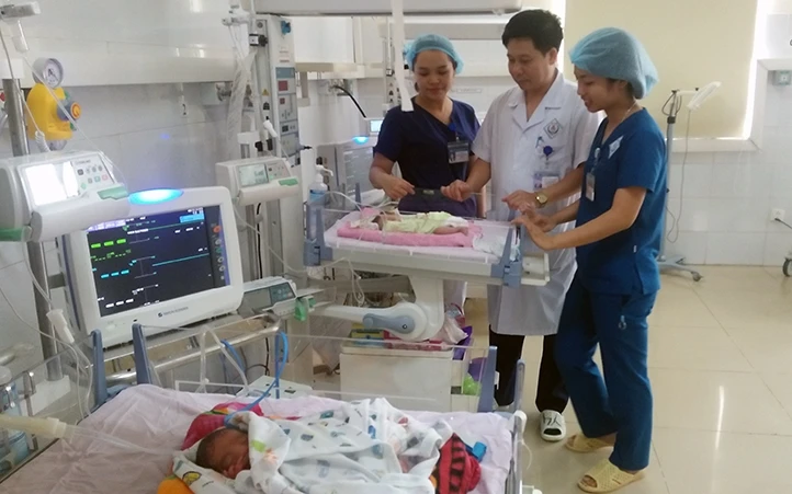 Chăm sóc trẻ thiếu tháng, nhẹ cân tại Bệnh viện A Thái Nguyên.