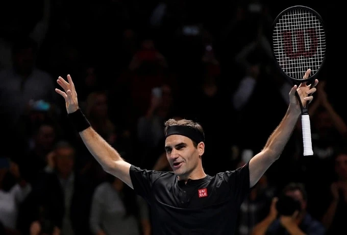 Roger Federer ăn mừng sau chiến thắng trước Novak Djokovic. (Ảnh: Reuters)