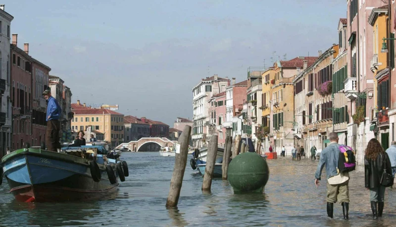 Thủy triều dâng cao gây lụt lội ở Venice lần đầu trong 50 năm qua (Ảnh: REUTERS)