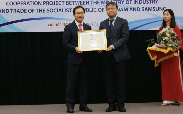 Thứ trưởng Công thương Đỗ Thắng Hải trao Bằng khen của Bộ trưởng Công thương tặng Công ty TNHH Samsung Electronics Việt Nam cho Tổng Giám đốc Tổ hợp Samsung Việt Nam Choi Joo Ho.
