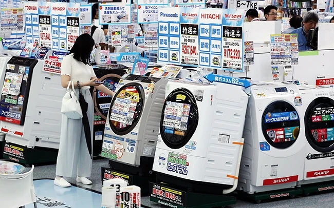Hoạt động mua sắm của người dân Nhật Bản giảm. Trong ảnh: Tại một cửa hàng điện máy ở thủ đô Tô-ki-ô. Ảnh NAR