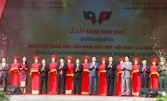 Các đại biểu cắt băng khai mạc Ngày hội “Thắm tình hữu nghị đặc biệt Việt Nam - Lào” năm 2019.