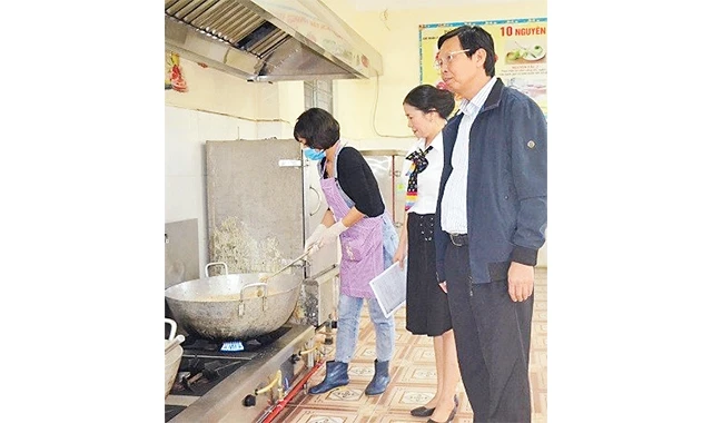 Đoàn kiểm tra ATTP thành phố kiểm tra bếp ăn tập thể của Trường mầm non Tiền Phong A , huyện Mê Linh.