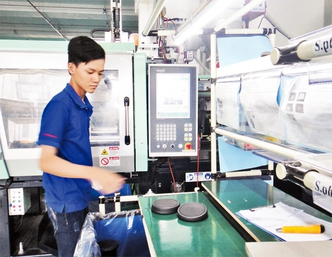 Dây chuyền sản xuất của Công ty cổ phần Công nghiệp hỗ trợ Minh Nguyên, Khu Công nghệ cao thành phố.