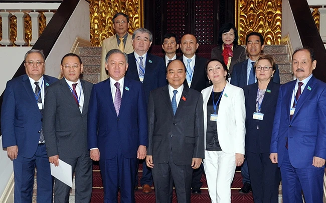 Thủ tướng Nguyễn Xuân Phúc với Chủ tịch Hạ viện Kazakhstan Nurlan Nigmatulin và các đại biểu.Ảnh: TRẦN HẢI