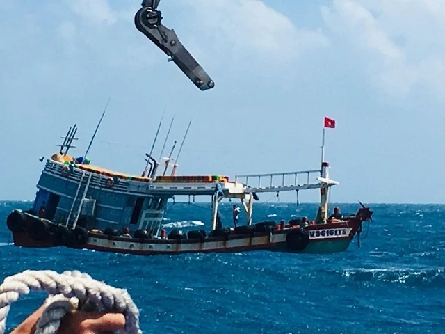 Tàu SAR tiếp cận tàu cá, ứng cứu ngư dân. 