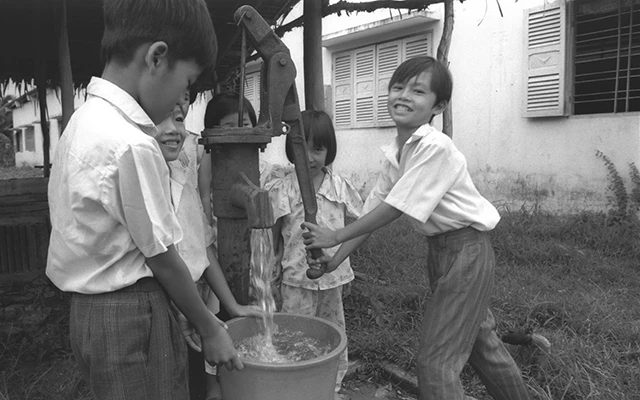Công trình bơm tay lấy nước sạch do Quỹ Nhi đồng Liên hợp quốc hỗ trợ tại trường Lý Tự Trọng, Long An, năm 1993 (Ảnh: UNICEF).