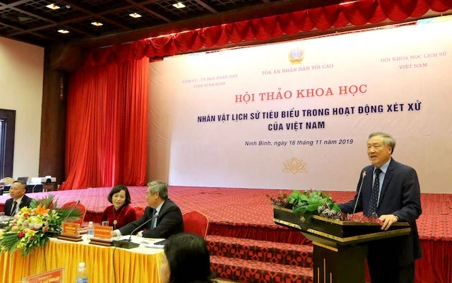 Đồng chí Nguyễn Hòa Bình, Bí thư Trung ương Đảng, Chánh án Tòa án nhân dân tối cao phát biểu chỉ đạo hội thảo.