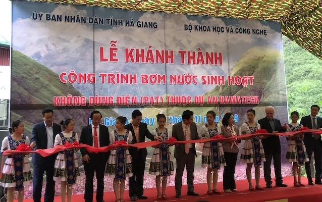 Cắt băng khánh thành công trình bơm nước không điện (PAT) thuộc dự án KaWaTech, tại huyện Đồng Văn, Hà Giang.