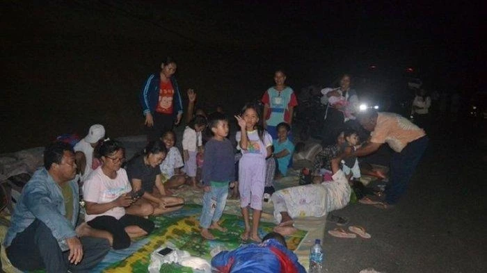Người dân làng Ambon, Maluku sơ tán khỏi nhà trong đêm lên các khu vực trên cao tránh động đất gây sóng thần (Ảnh: KOMPAS)