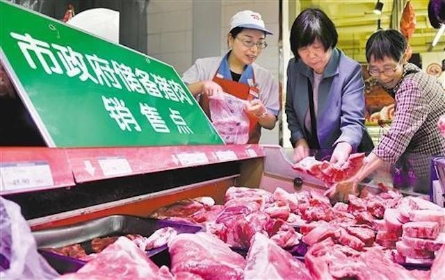 Một điểm bán thịt lợn bình ổn giá ở Trung Quốc.