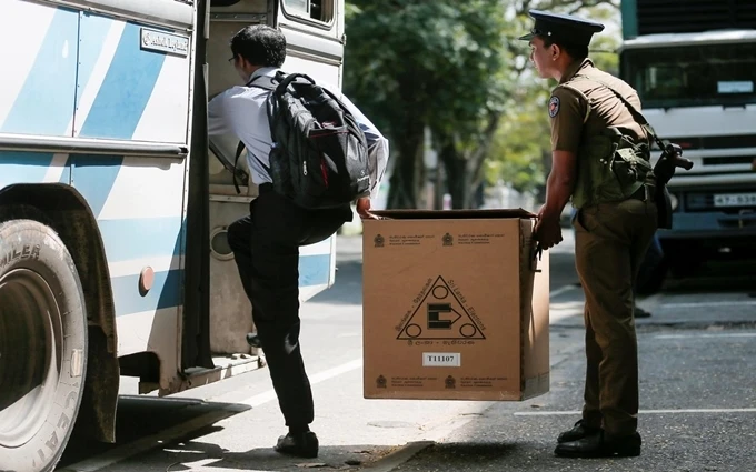 Cảnh sát và nhân viên bầu cử Sri Lanka đưa hòm phiếu lên xe để tới các điểm bỏ phiếu, ngày 15-11. (Ảnh: Reuters)