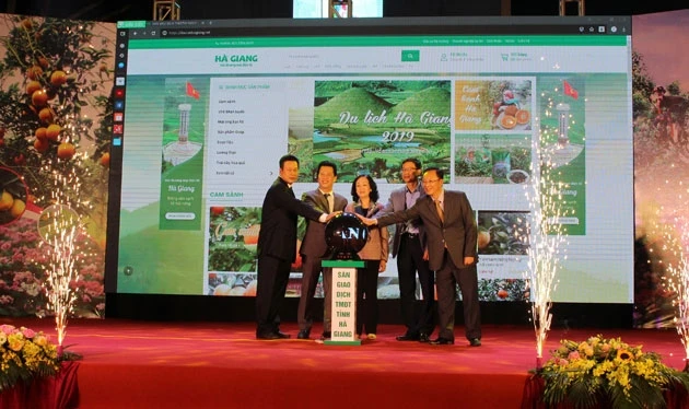 Đồng chí Trương Thị Mai cùng lãnh đạo tỉnh Hà Giang, Bộ Khoa học và Công nghệ nhấn nút khai trương sàn giao dịch điện tử sản phẩm nông sản tiêu biểu Hà Giang