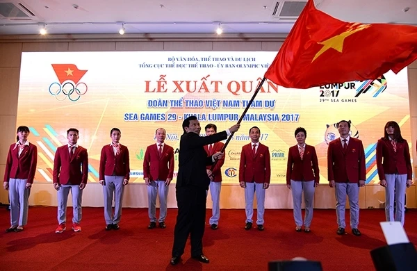 Bộ trưởng Văn hóa, Thể thao và Du lịch Nguyễn Ngọc Thiện tiến hành trao cờ Tổ quốc cho đoàn thể thao Việt Nam dự SEA Games 29.