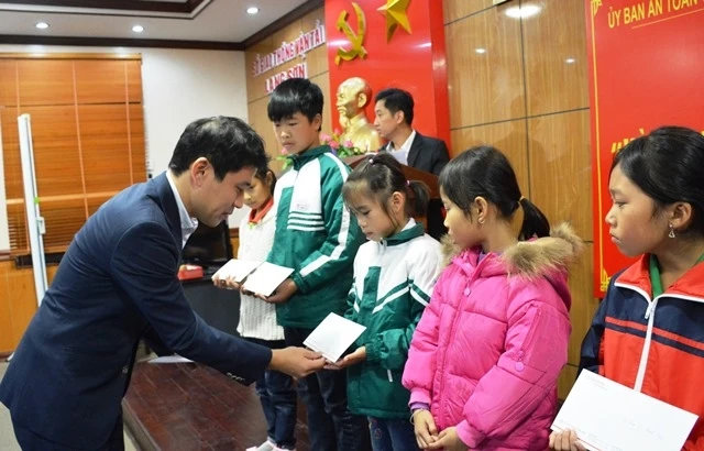 Ông Hiroshi Okamura, Giám đốc Quỹ TVF trao tặng học bổng cho các em học sinh.