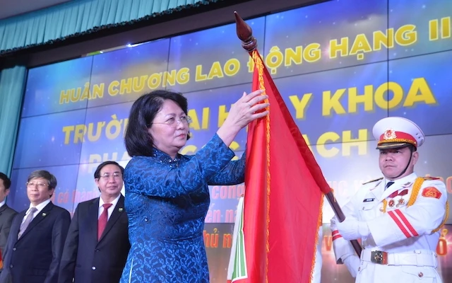 Phó Chủ tịch nước Đặng Thị Ngọc Thịnh trao Huân chương Lao động hạng Hai cho tập thể Trường đại học Y khoa Phạm Ngọc Thạch.