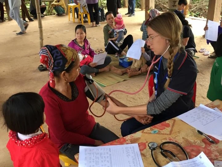 Sinh viên Australia tham gia khám chữa bệnh tại Việt Nam (Ảnh: ĐSQ Australia cung cấp)
