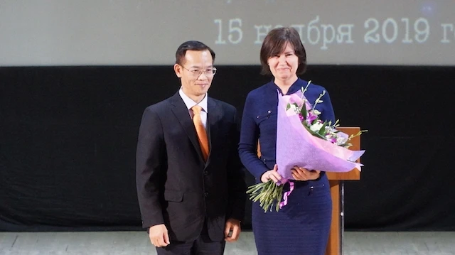 Ông Lý Tiến Hùng thay mặt lưu học sinh Việt Nam tặng hoa cô giáo Phó Hiệu trưởng Trường ĐHSPQG Moscow N. Skliarova.