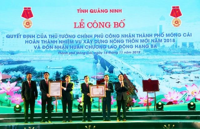 Tỉnh Quảng Ninh trao chứng nhận hoàn thành NTM và Huân chương Lao động Hạng Ba cho đảng bộ, chính quyền và nhân dân thành phố Móng Cái.