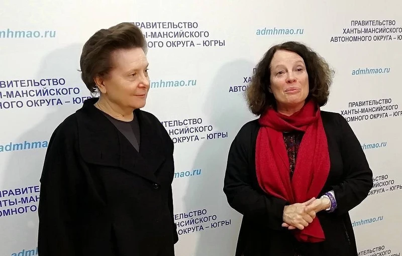 Thống đốc vùng Khanty-Mansi Yugra Natalya Komarova và Đại sứ Pháp tại LB Nga Sylvie-Agnes Bermann. (Ảnh: TASS)