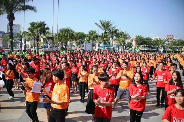 Hơn 1.000 bạn trẻ nhảy đồng diễn tuyên truyền sự tử tế.