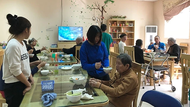 Chăm sóc người cao tuổi tại Trung tâm Dưỡng lão Diên Hồng (quận Hà Đông, Hà Nội).