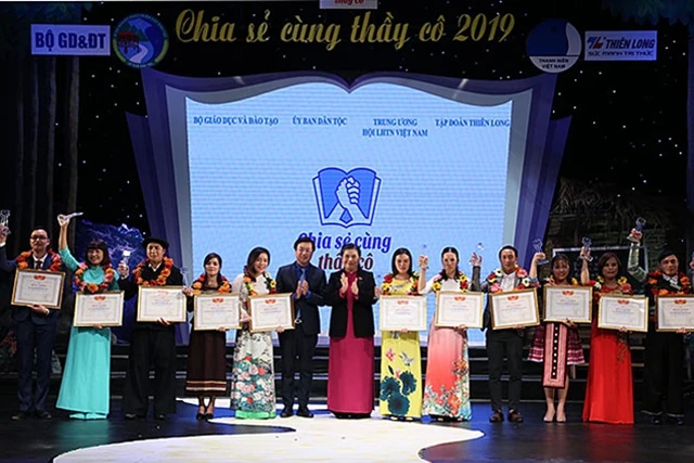 Đồng chí Tòng Thị Phóng và đồng chí Lê Quốc Phong (đứng giữa trong ảnh) trao phần thưởng tặng các thầy, cô giáo tiêu biểu tại buổi lễ.