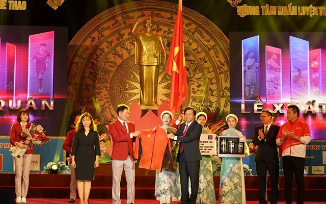 Trao trang phục cho Đoàn Thể thao Việt Nam tham dự Sea Games 30. Ảnh: DƯƠNG THUẬT