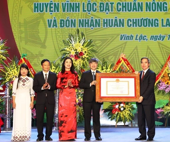 Đồng chí Nguyễn Văn Bình trao Bằng công nhận huyện đạt chuẩn huyện NTM năm 2019 cho huyện Vĩnh Lộc.