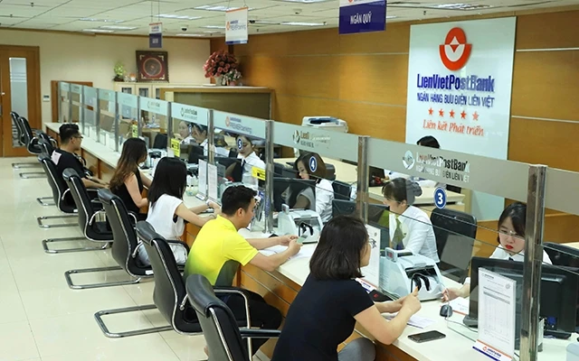Khách hàng giao dịch tại chi nhánh Ngân hàng Bưu điện Liên Việt.
