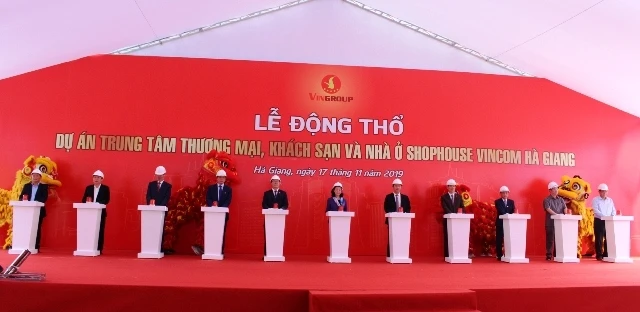 Đồng chí Trương Thị Mai cùng các đại biểu nhấn nút khởi công dự án.