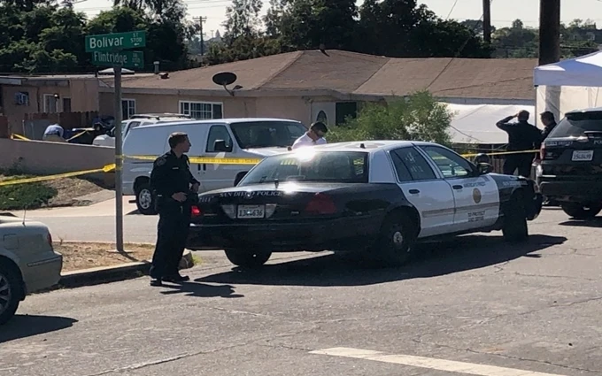 Cảnh sát đang điều tra vụ nổ súng tại Paradise Hills on Saturday. (Ảnh: John Wilkens / San Diego Union-Tribune)
