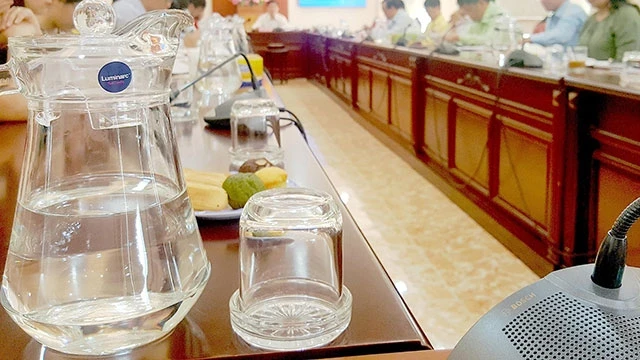 Các cấp chính quyền Hà Nội tích cực triển khai việc hạn chế sử dụng đồ nhựa trong hội họp.