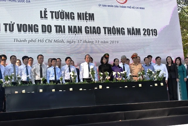 Các đồng chí lãnh đạo tưởng niệm các nạn nhân tử vong do TNGT.