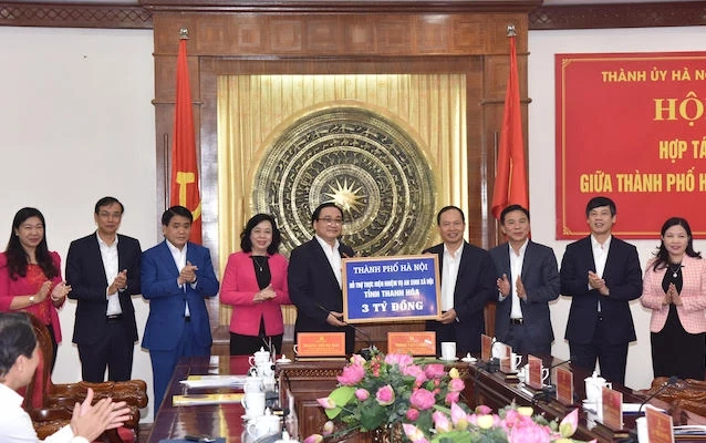 Lãnh đạo thành phố Hà Nội trao tặng ba tỷ đồng cho tỉnh Thanh Hoá hỗ trợ thực hiện nhiệm vụ an sinh xã hội.