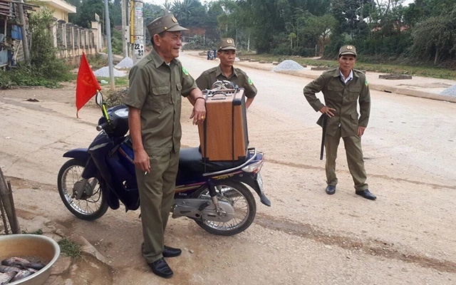 Thành viên Ban bảo vệ dân phố phường Nam Thanh (TP Điện Biên Phủ, tỉnh Điện Biên) tuyên truyền công tác an ninh - trật tự. 