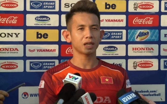 Hồng Duy trả lời phỏng vấn báo chí trước buổi tập của đội tuyển Việt Nam chiều 16-11.