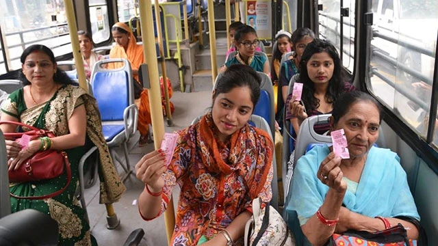 Chiếc vé hồng giúp ích nhiều phụ nữ ở New Delhi. Ảnh: THE HINDU