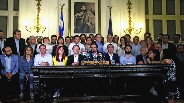 Đại diện các lực lượng chính trị ở Chile họp báo sau buổi ký văn bản liên quan thay đổi Hiến pháp. Ảnh: CNA