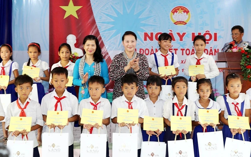 Chủ tịch QH Nguyễn Thị Kim Ngân tặng quà học sinh tỉnh Trà Vinh. Ảnh: Trọng đức (TTXVN)