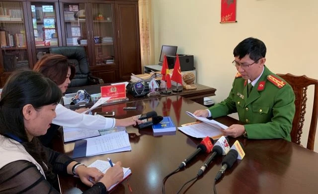 Phó Giám đốc Công an tỉnh Lai Châu cung cấp thông tin cho báo chí chung quanh vụ việc Thượng tá Hoài dùng bằng giả.