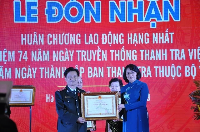 Phó Chủ tịch nước Đặng Thị Ngọc Thịnh trao tặng Huân chương Lao động hạng Nhất cho thanh tra Bộ Y tế.