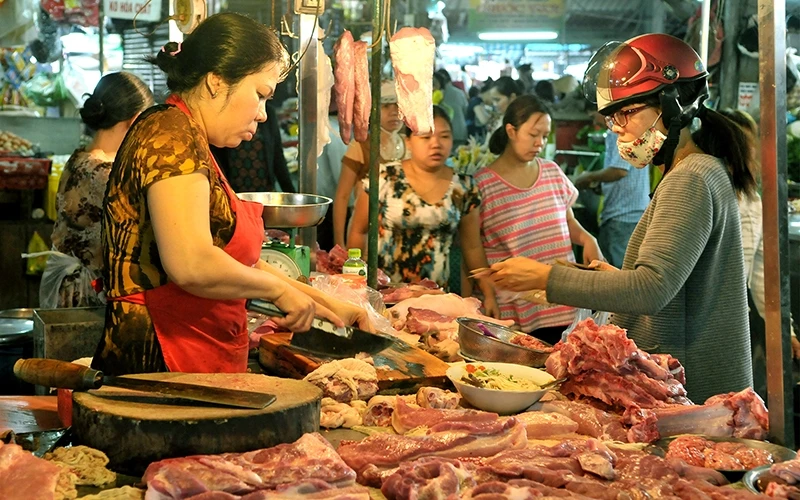 Người dân mua thịt lợn tại chợ Xuân Khánh, quận Ninh Kiều (TP Cần Thơ). Ảnh: NGUYỄN ÐĂNG