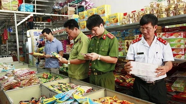 Lực lượng chức năng kiểm tra thị trường thực phẩm. Nguồn: laodong.vn