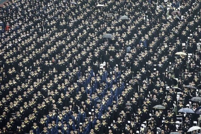 Sinh viên tốt nghiệp Đại học Vũ Hán (Trung Quốc) (Ảnh: Getty Images)