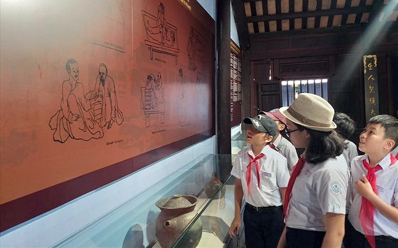 Học sinh tham quan Bảo tàng Nghề y truyền thống (Hội An, Quảng Nam).