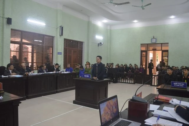 Hội đồng xét xử xét hỏi bị cáo Nguyễn Văn Luyến.