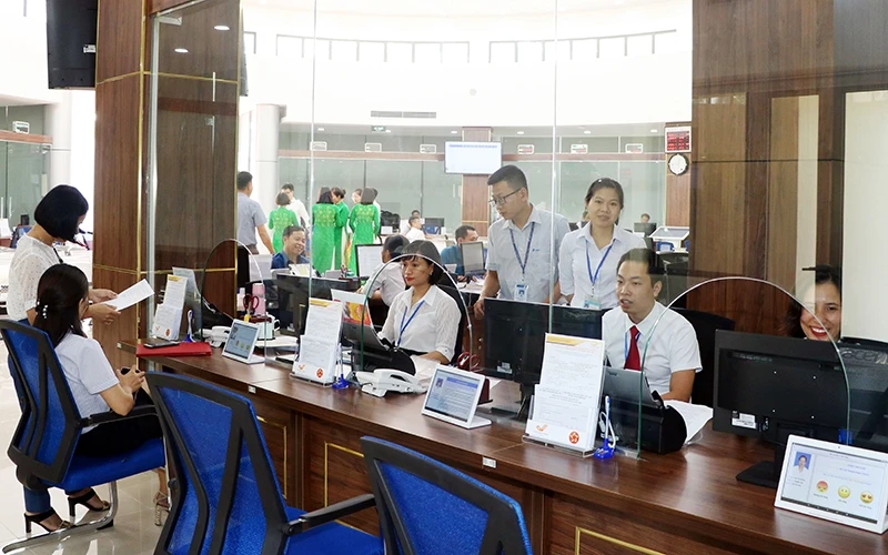 Cán bộ Trung tâm phục vụ hành chính công tỉnh Hưng Yên hướng dẫn người dân, doanh nghiệp làm thủ tục hành chính.