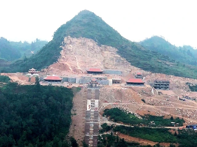 Dự án xẻ núi ở Lũng Cú, Đồng Văn, Hà Giang.
